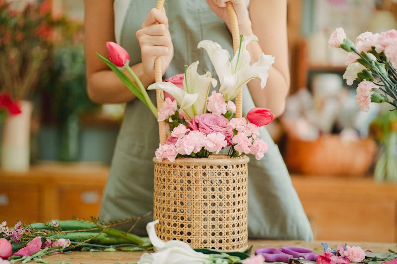 Atelier de fleuristes Florajet préparant des bouquets frais